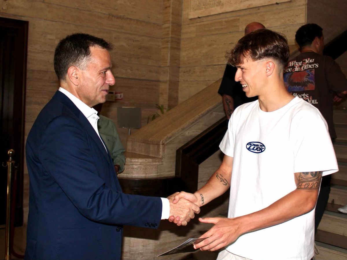 AytoAlbacete's tweet photo. ⚽ ¡El Atlético Albacete ya es equipo de Segunda RFEF!

El Ayuntamiento ha recibido en el Salón de Plenos a jugadores, cuerpo técnico y directivos del Atlético Albacete para felicitarles por el ascenso logrado y reconocer este importante éxito deportivo para la ciudad.

El alcalde, Manuel Serrano, acompañado por el concejal de Deportes, Francisco Villaescusa, trasladó el reconocimiento de toda la ciudad a una plantilla que ha demostrado esfuerzo, compañerismo y superación durante toda la temporada.

#Albacete #DeporteAlbacete #AtléticoAlbacete