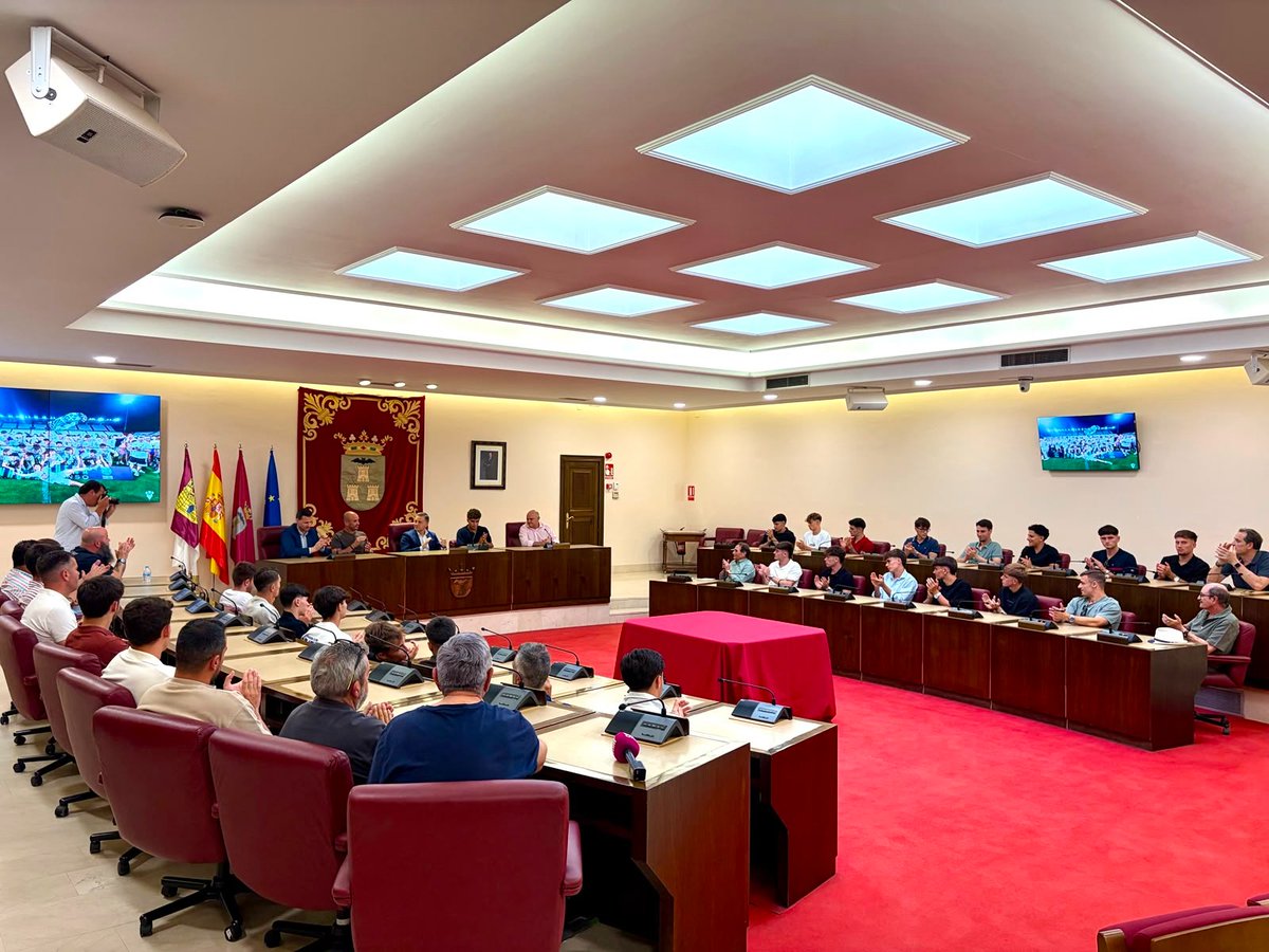AytoAlbacete's tweet photo. ⚽ ¡El Atlético Albacete ya es equipo de Segunda RFEF!

El Ayuntamiento ha recibido en el Salón de Plenos a jugadores, cuerpo técnico y directivos del Atlético Albacete para felicitarles por el ascenso logrado y reconocer este importante éxito deportivo para la ciudad.

El alcalde, Manuel Serrano, acompañado por el concejal de Deportes, Francisco Villaescusa, trasladó el reconocimiento de toda la ciudad a una plantilla que ha demostrado esfuerzo, compañerismo y superación durante toda la temporada.

#Albacete #DeporteAlbacete #AtléticoAlbacete