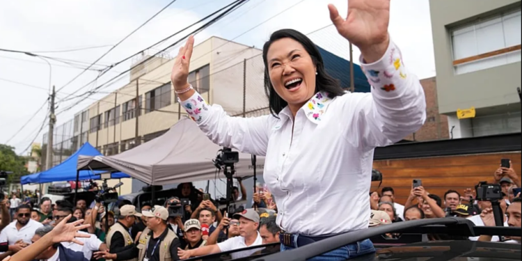 ReporteYa's tweet photo. #22Jun #Perú #Elecciones2026 #Presidenciales
Keiko Fujimori mantiene una ventaja de 40.818 votos sobre Roberto Sánchez con el 99,69 % de las actas contabilizadas en la segunda vuelta presidencial. Aún quedan 287 actas por revisar y el resultado definitivo sigue pendiente. – Monitoreamos