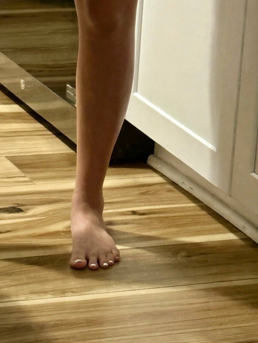 dawpot13's tweet photo. #feet #candid #irl #irlfeet #candidfeet https://t.co/Ks6RrlNunU