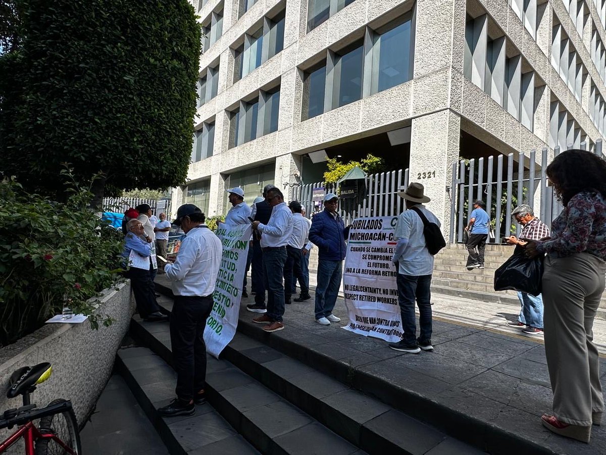 micm54's tweet photo. Que no quepa la menor duda de que los jubilados van a continuar con la lucha en defensa de sus derechos ganados. El oficialismo cometió un acto inconstitucional al reformar el artículo 127 imponiendo la retroactividad para despojarlos de parte de sus pensiones con el fin de  seguir regalando dinero. El poder judicial está hecho para proteger a los ciudadanos del abuso del poder y no para proteger al poder en detrimento de los ciudadanos. Hoy seguirán  en el Poder Judicial.