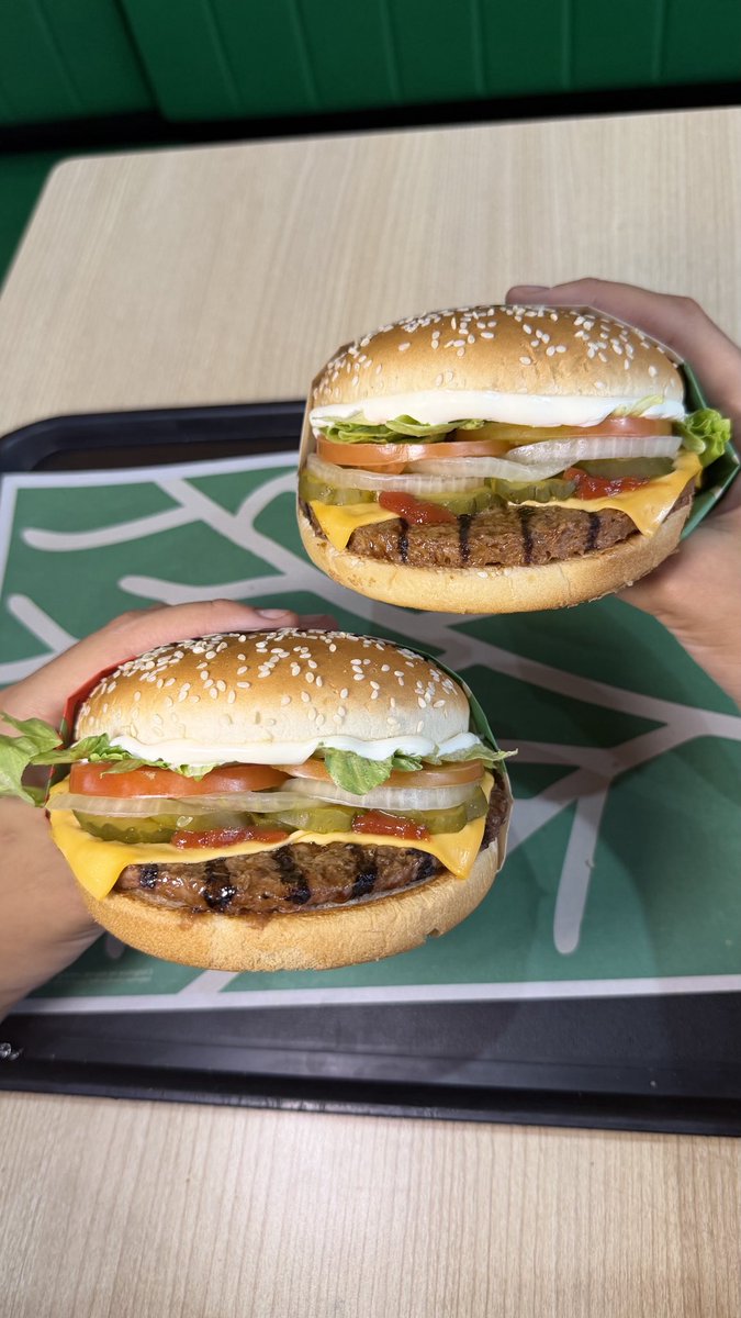 BurgerKingBR's tweet photo. manda pra sua pessoa favorita dividir com vc = 10 seu + 10 dela https://t.co/LyojxbFGEc