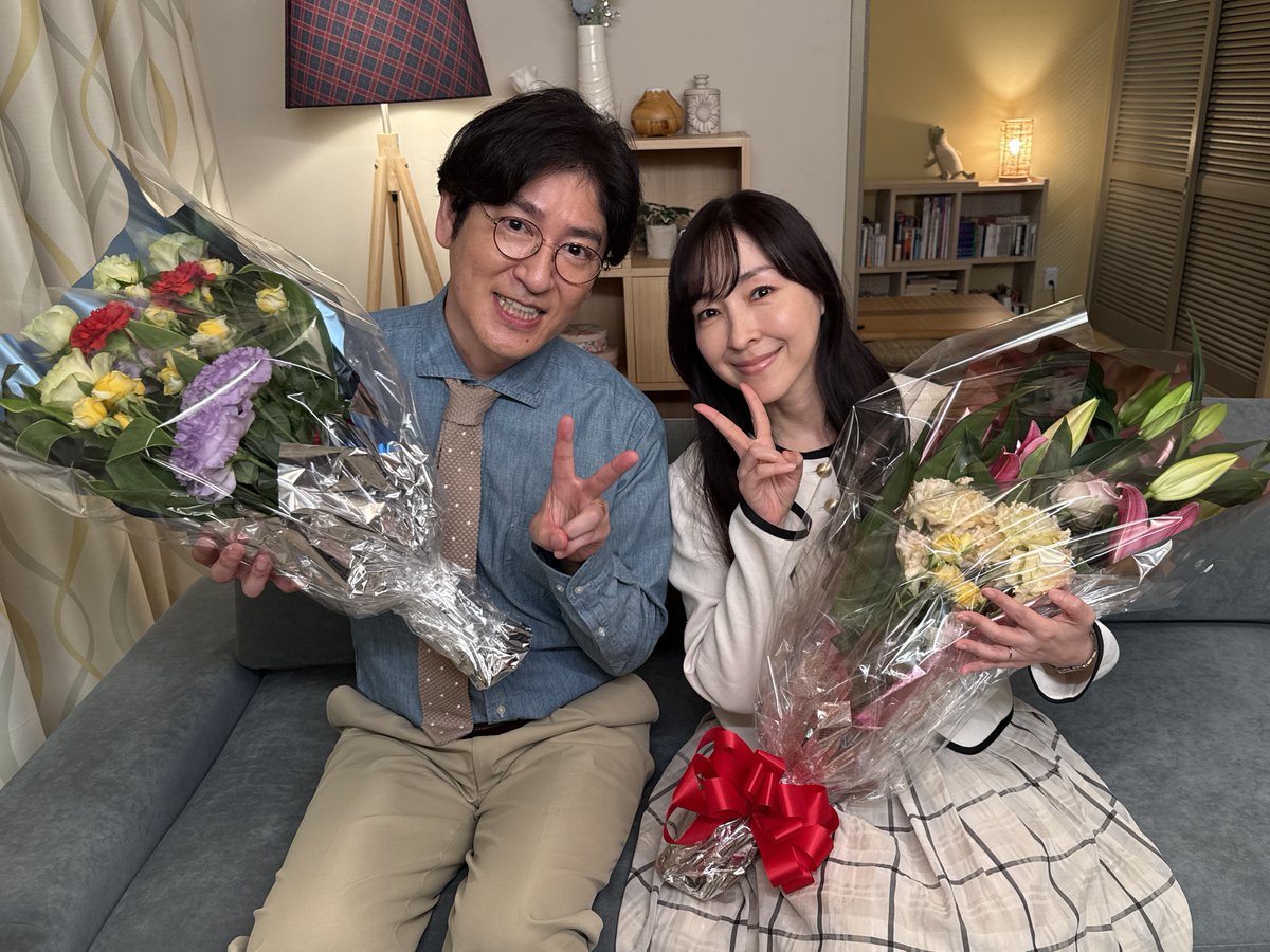 getsuyakouro's tweet photo. ───────── ･ ｡ﾟ: .🌙 . :. 
　📸クランクアップ写真💐
･ ｡ﾟ: .☾ . :. ─────────

🌕アットホームな沢辻家の皆さん🏠

1話から振り返ると、家族の問題が色々ありましたが、
最後には家族みんなで支え合っている沢辻家に
ほっこりしました😌

#麻生久美子 #田中直樹 
#戸田彩巴 #平田光寛
#梅沢昌代 

#月夜行路（げつやこうろ）—答えは名作の中に—

🟢Huluでは.............................................
【本編全話配信中】に加え、
”最終回後の物語”「親孝行のすゝめ」
オリジナルストーリー配信中🌙
................................................................🟢