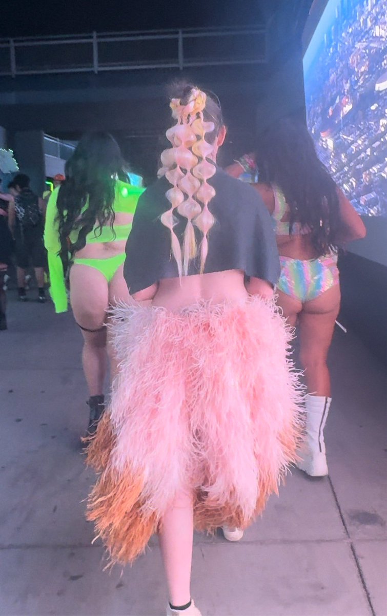 ThatSexyMandy42's tweet photo. Walking my #rave ...... around #edc. #fansly https://t.co/VCr14Ebkaz