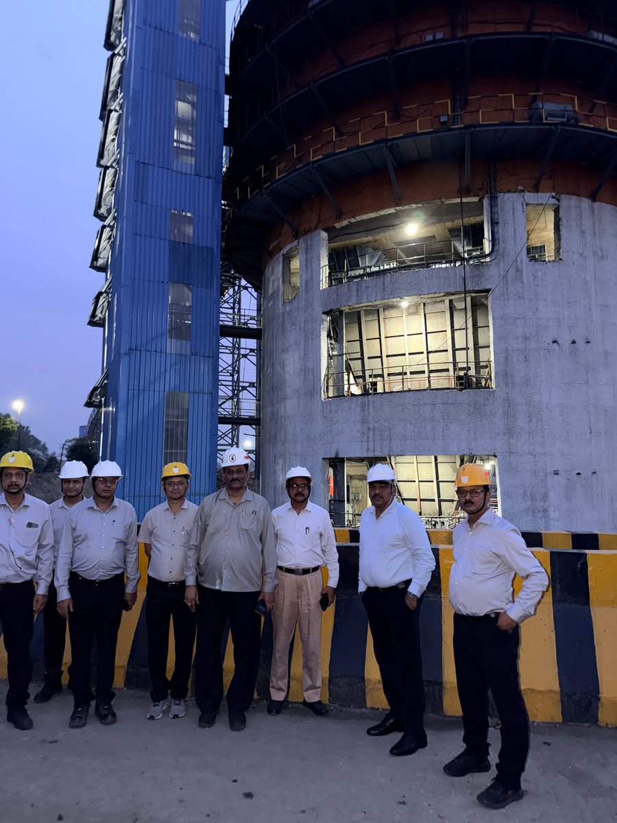 secl_cil's tweet photo. Director (Technical), Project & Planning, SECL Shri Ramesh Chandra Mohapatra today reviewed mining operations in Korba Area. 

He inspected Manikpur OCM, mine face and dumping activities, and assessed coal production, OBR and operational efficiency.

He also visited the CHP-Silo facility and reviewed coal dispatch through First Mile Connectivity (FMC), focusing on seamless evacuation, productivity and monsoon preparedness.

#SECL #CoalMining #Korba #EnergySecurity #FMC