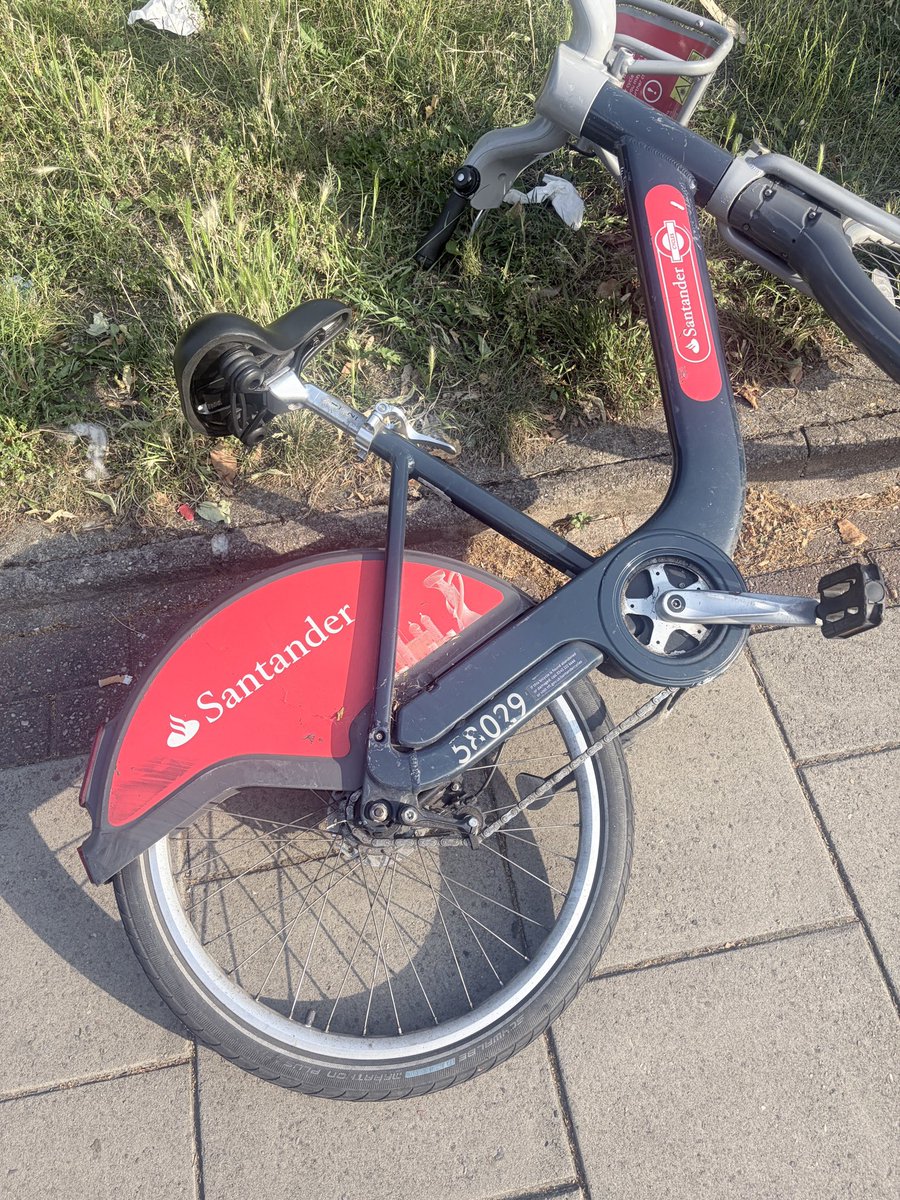 grauerschinken's tweet photo. @TfL if you’re looking for these abandoned Santander cycles they are on West Hill between Haldon Road and Amerland Road (bus stop EH) https://t.co/JTToHa9jsc