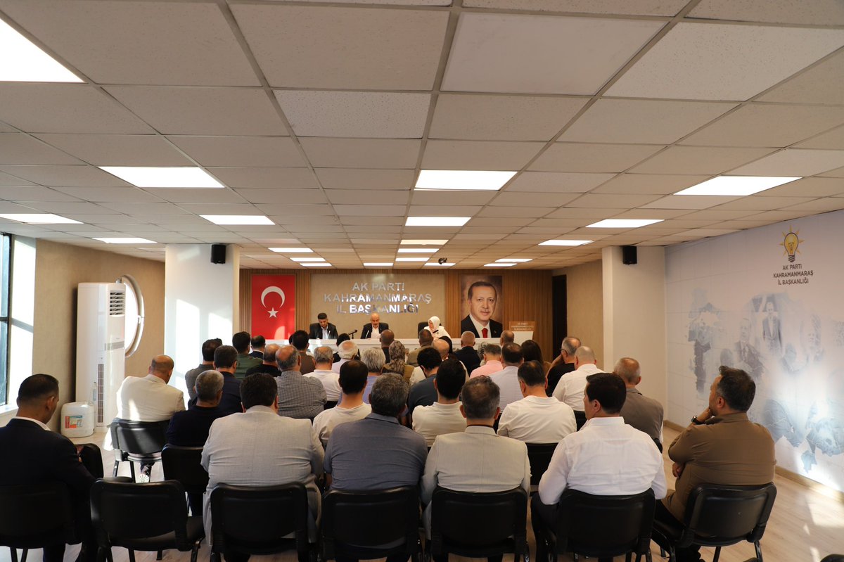 AkKahramanmaras's tweet photo. Haftalık Olağan İl Yönetim Kurulu toplantımızı; 
İl Başkanımız M.Burak Gül başkanlığında gerçekleştirdik.

Toplantımız hayırlara vesile olsun.

#AKParti
#TürkiyeYüzyılı
#Kahramanmaraş 🇹🇷 https://t.co/UDfW71mWfD