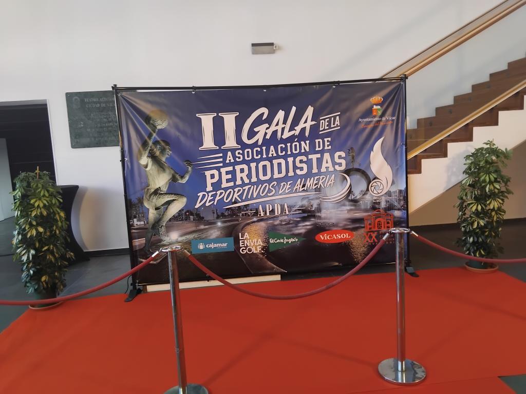 APDAlmeria's tweet photo. 🔜 En poco menos de media hora dará comienzo nuestra gala en el Teatro Auditorio de Vícar. Podrán seguirla a través de este enlace: https://t.co/v6YJ6rLTIf https://t.co/LteRs9rUgo