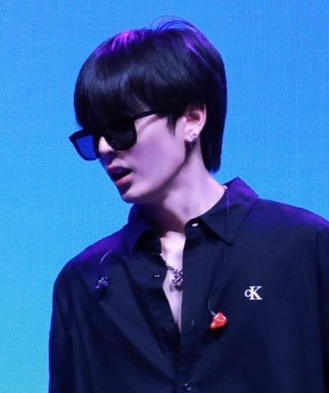 likamoon8's tweet photo. now tell me he’s not looking at the spot where he left that hickey on santa TELL ME IM JUST INSANE https://t.co/b71Lknw8lk