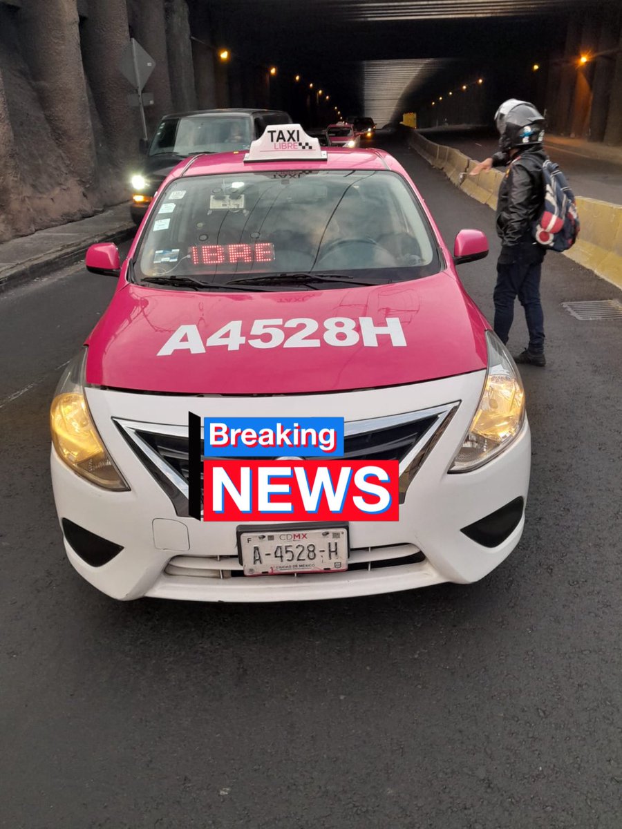 HalconOnce's tweet photo. SE LE PARO 💔 EN EL CAMINO….

Un #taxista murió esta mañana mientras circulaba por el Eje 5 Poniente, Dr. Alfonso Caso Andrade, en el bajo puente de Las Águilas, #ÁlvaroObregón.

Marco Antonio “N” habría sufrido un paro cardíaco al volante. Paramédicos del #ERUM confirmaron que ya no contaba con signos vitales.

Policía capitalina acordonó la zona en espera de peritos.

#HalconOnce ⚡️🦅