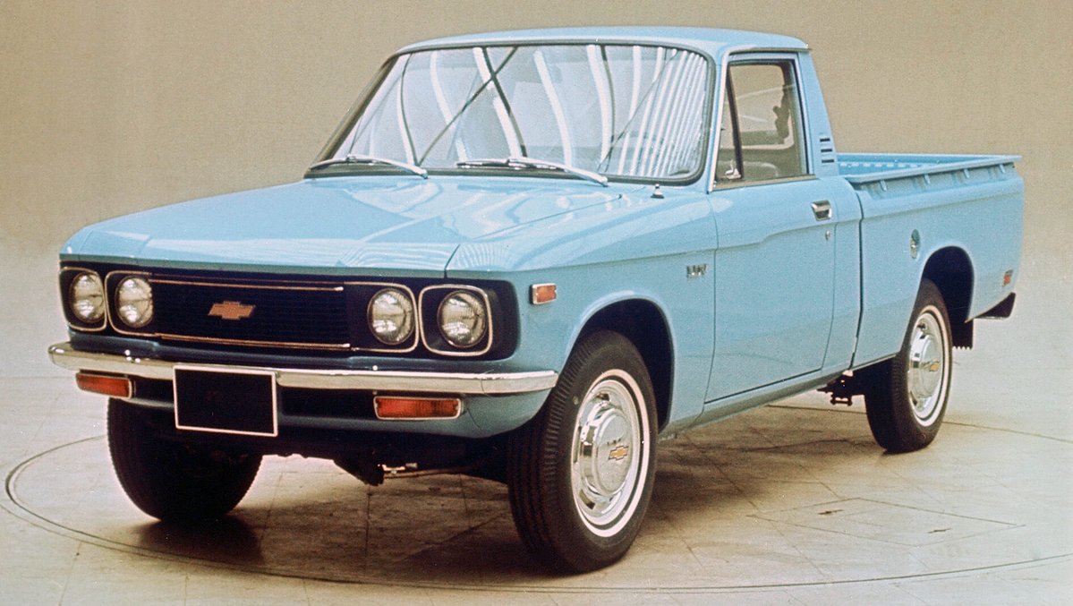 Secalytica's tweet photo. @tuuu28283 It’s great! They sold that in the US as the Chevy Luv. Kei trucks are also very popular here! People are importing every kei truck they can find. https://t.co/6TNdCi0EEA