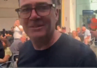 KeyworkerMan's tweet photo. Burnham leaves Manchester in t-shirt &amp; jeans with large entourage to catch the train 🧐
He arrives in London &amp; at Parliament steps out of taxi in a suit 😮
So many servants at his beck &amp; call - does he have a personal dresser/valet like the real king? 😎 https://t.co/0yeDwJs1wM