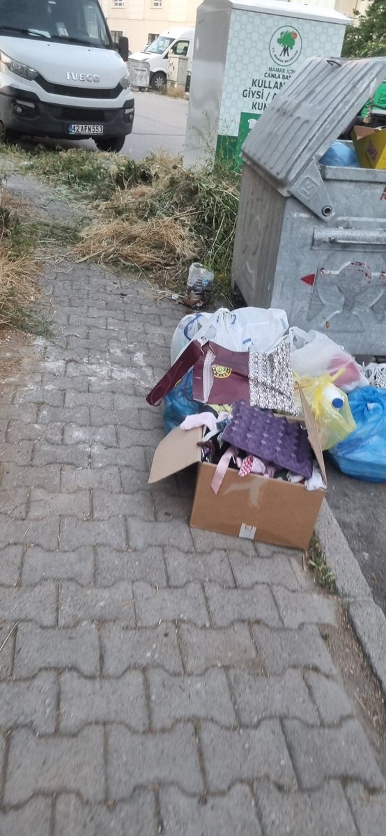 ata06_'s tweet photo. @MamakBelediyesi 327.caddedeki çöp ve giysi konteynırı için atılan şikayet maillerine ne zaman dönüş yapılacak buradaki kötü görüntü sağlıksız yaşam için nasıl bir çözüm bulunacak burası size ait değilmi insanlar kaldırım yerine yoldan yürümek zorundamı ne zaman görülecek burası https://t.co/UOz2Mhxkn2