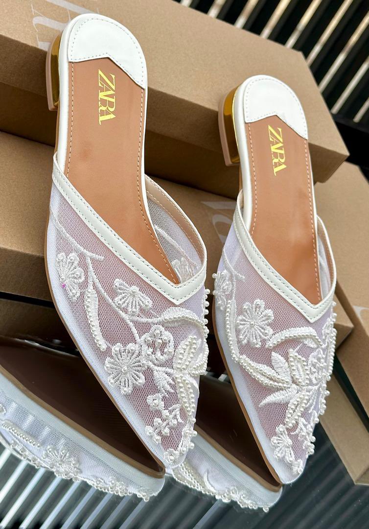 Fiiidddoooo's tweet photo. *New arrivals 🔥* 🛬 
 *Zara cover front* 

 *Colours:  Black* , *brown,blue,grey,white  and wine* 

 *Size:37 to 42.  

33,000 https://t.co/pYuQIBfgL2