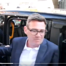 KeyworkerMan's tweet photo. Burnham leaves Manchester in t-shirt &amp; jeans with large entourage to catch the train 🧐
He arrives in London &amp; at Parliament steps out of taxi in a suit 😮
So many servants at his beck &amp; call - does he have a personal dresser/valet like the real king? 😎 https://t.co/0yeDwJs1wM