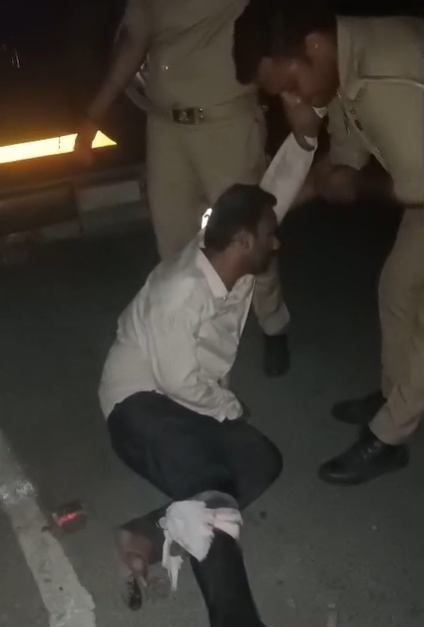 sambhalpolice's tweet photo. #SPSambhal @Krishan_IPS के कुशल निर्देशन में थाना सम्भल पुलिस टीम द्वारा पुलिस मुठभेड़ के दौरान 25 हजार रूपये का ईनामी, छिनैती का 01 वांछित अभियुक्त को अवैध शस्त्र, एक मोटरसाईकिल व 25 हजार रूपयों के साथ गिरफ्तार किया गया ।
#UPpolice
#CrackDownSambhal https://t.co/ARHFGA4mcL
