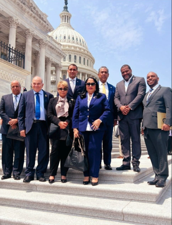 clauirizarry's tweet photo. For those who may have missed it, here's a former DR cabinet official -- pictured with Espaillat in an undated photo -- amplifying the racist conspiracy that Avila Chevalier is a secret Haitian trying to subvert Dominican political power in NYC. https://t.co/YfXmauznOc https://t.co/PoyCsExW75