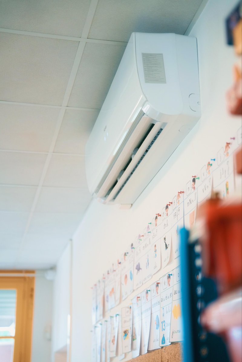 eciotti's tweet photo. Face à des épisodes de chaleur toujours plus fréquents et plus intenses, nous faisons le choix de l’adaptation.

À l’école de Crémat, les salles de classe sont désormais climatisées. Notre objectif est clair : équiper l’ensemble des écoles publiques niçoises d’ici la rentrée 2027 afin de mieux protéger nos enfants et les équipes éducatives.