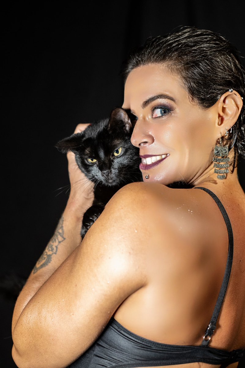 VeronnaInk's tweet photo. Ronrons, tatuagens e muito conteúdo exclusivo. O acesso para o meu mundo particular (com participações especiais de quatro patas) está bem aqui: https://t.co/HKM9aRxKpS 🐾✨ https://t.co/aqRfsZZIp0