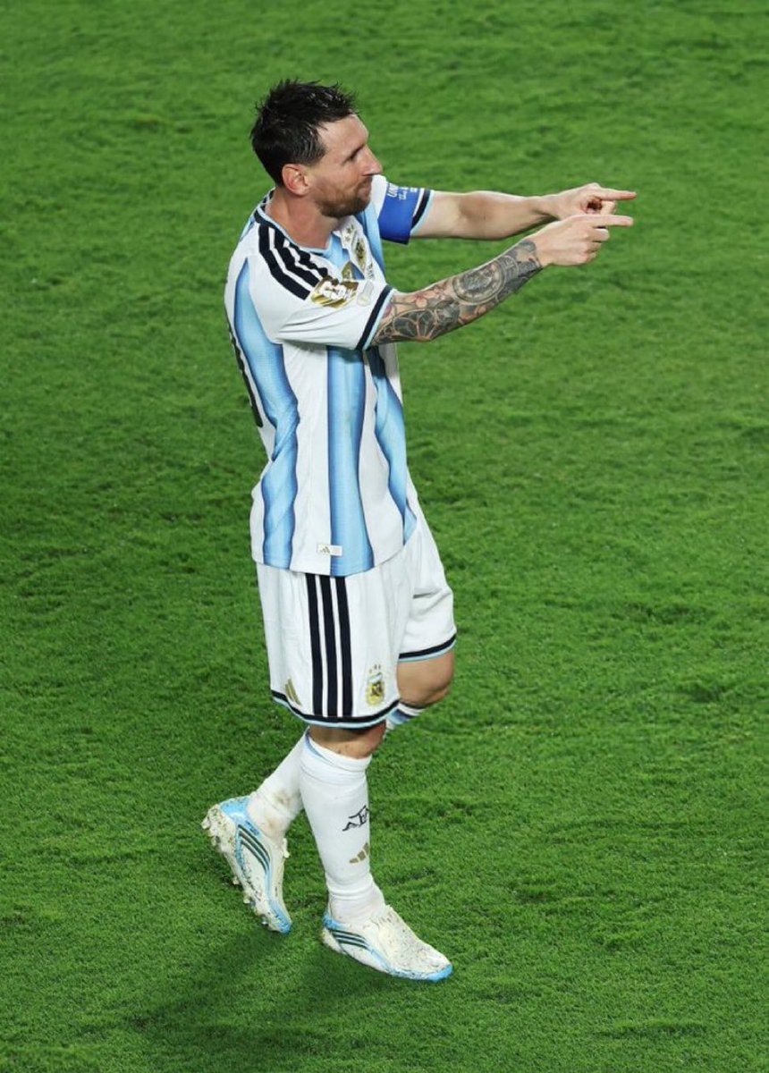 CrewsMat10's tweet photo. THE GREATEST THERE IS
THE GREATEST THERE WAS 
THE GREASTEST THERE EVER WILL BE

I have no words man🐐 https://t.co/mzQtBIL0jV