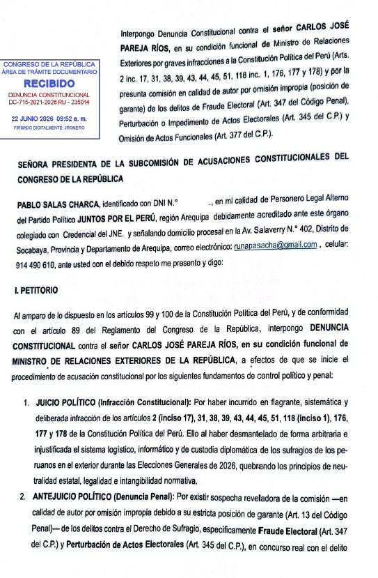 cviguria's tweet photo. LO UUUULTIMO 
Esta es la denuncia constitucional que acaba de presentar Pablo Salas, personero legal de Juntos por el Perú, contra el canciller Carlos Pareja por su rol durante la segunda vuelta electora. Se pide 10 años inhabilitación de Pareja. 
Denuncia se basa en 14 hechos diferentes, entre ellos, el papel del embajador de EE.UU. Bernie Navarro. l