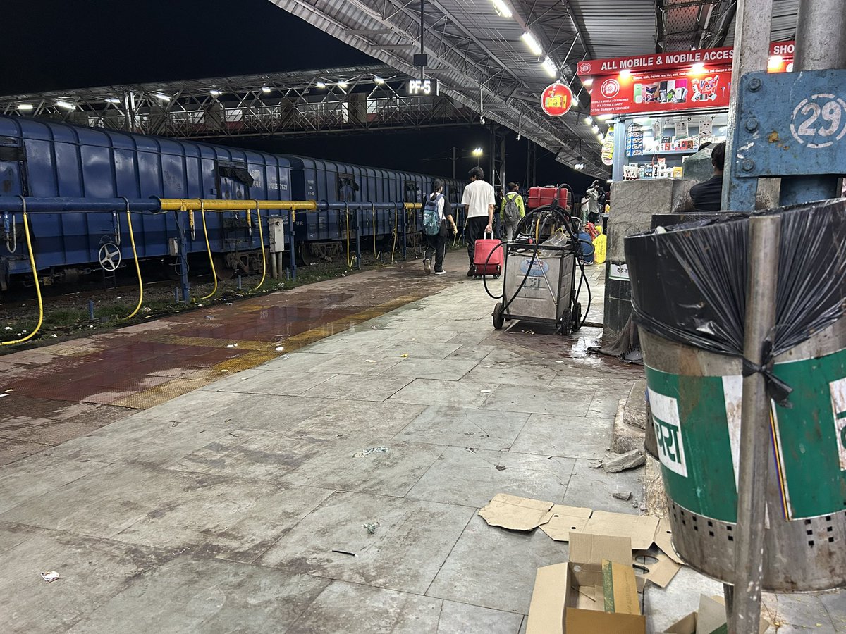 KaranMehrotra23's tweet photo. Travelling by Train 12615. Jhansi Jn PF-4/5 at 11 PM: overflowing dustbins, waterlogging, poor housekeeping, machine left on P/F unattended, and kiosk goods encroaching psgr space, reducing effective P/F width and creating a safety hazard. Kindly act 
@RailMinIndia 
@RailwaySeva https://t.co/0e2yn3fEkN