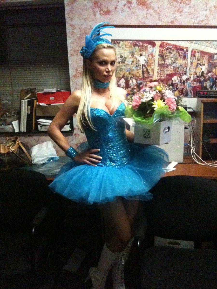 FraizerJoe23873's tweet photo. Nikki Benz blue dress 👗 🍒 https://t.co/zTg43WWn1M