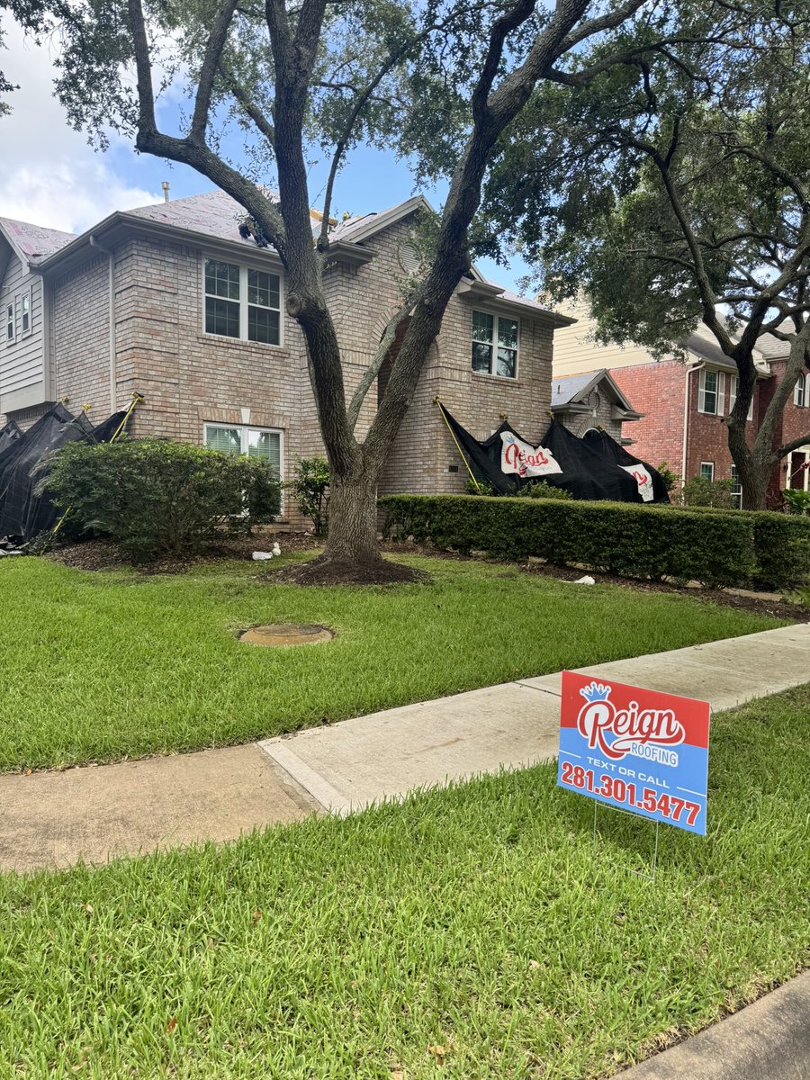 reignroofing's tweet photo. Roof replacement in New Territory of Sugar Land Tx.  

Another homeowner is getting a brand-new Reign Roof, and we can’t wait to show you the finished result.

Need a local residential roofing contractor?  We can help!

https://t.co/EYYSTFioYX

#sugarlandtx #RoofingContractor https://t.co/x2plySUkQi