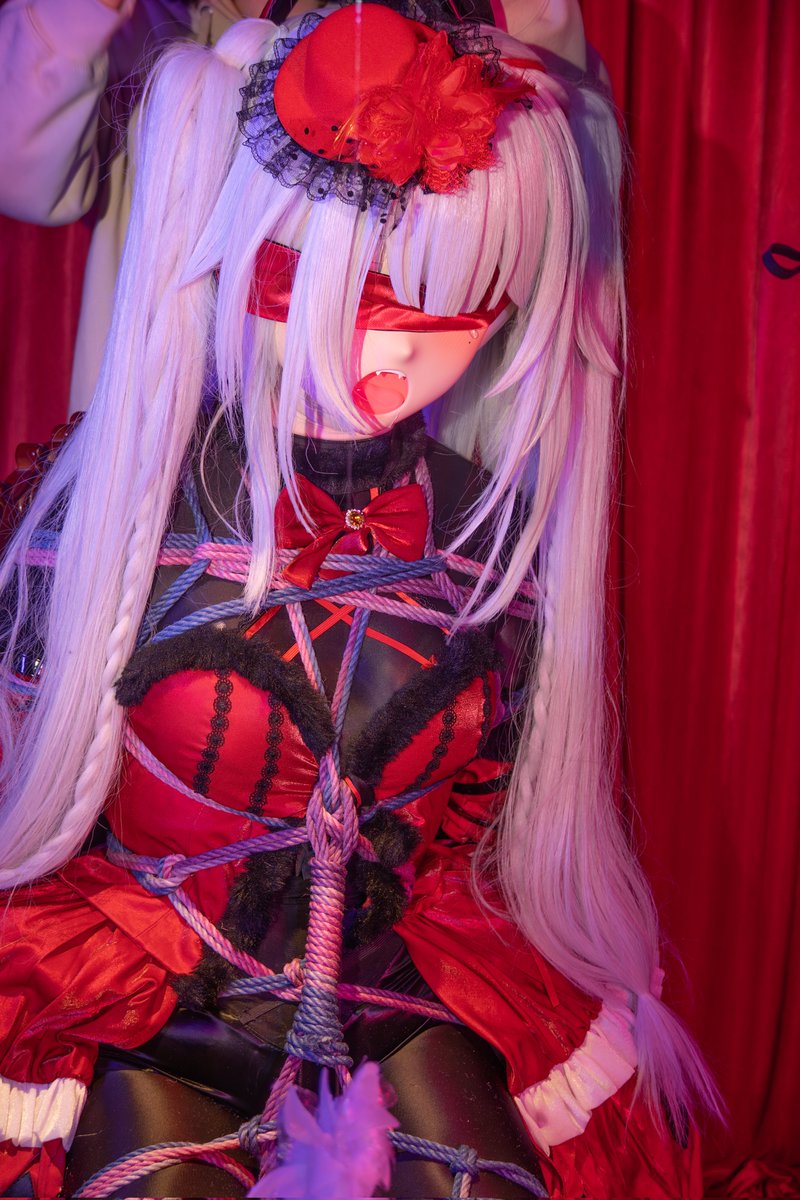 Mikumikumi0116's tweet photo. 这时候的火花还不知道即将经历什么

���正捆起来就只能任人宰割了，知不知道最后都一样😋

摄&amp;棚 @liya_shibari 

#kigurumi #cosplay https://t.co/5k6BZX1LXq