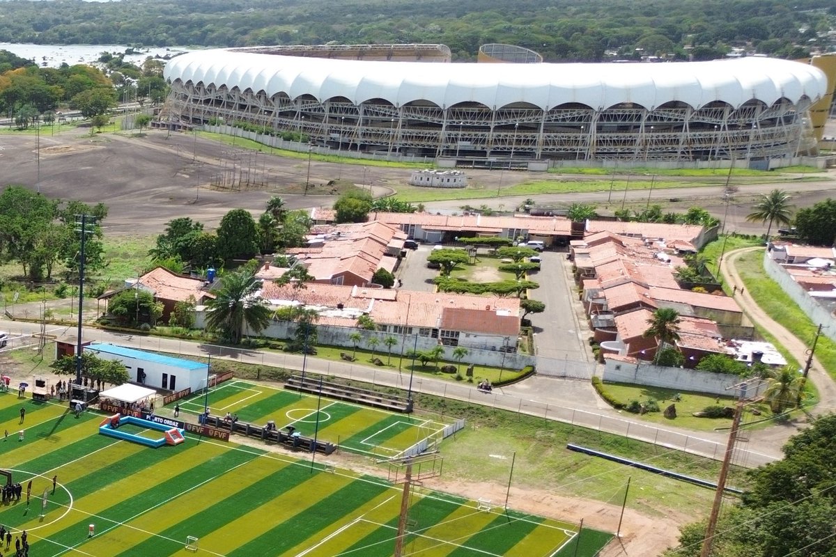 afebolivar's tweet photo. ¡Casa de grandes emociones! 🏟️
Orgullosos de felicitar al CTE Cachamay en su aniversario.
Un espacio que une a nuestra comunidad a través del deporte y la cultura, dejando siempre en alto el nombre de nuestra región.
📸 @bermancito
#CTECachamay
#SumandoVoluntades https://t.co/eiB8Zx2MOw