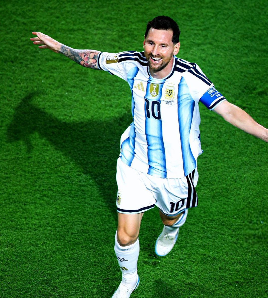 LoyalSachinFan's tweet photo. Lionel Messi, my ethical GOAT. He wanted a non penalty goal for this world record. https://t.co/trKhn7hrFr