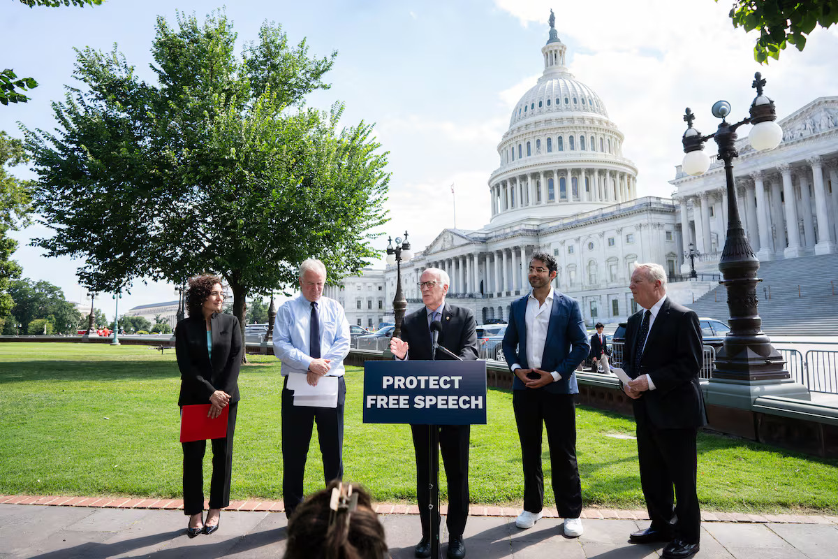 JosephZuloaga's tweet photo. Responding to my question at a Wednesday press conference, @SenPeterWelch and @ChrisVanHollen did not explicitly express confidence that Republicans would support the Land of the Free Act.

✍️ w/ @RubyTopalian, byline #180 for @ColumbiaSpec
 
https://t.co/xaNlTB7jzT https://t.co/jwbAT7zHhP