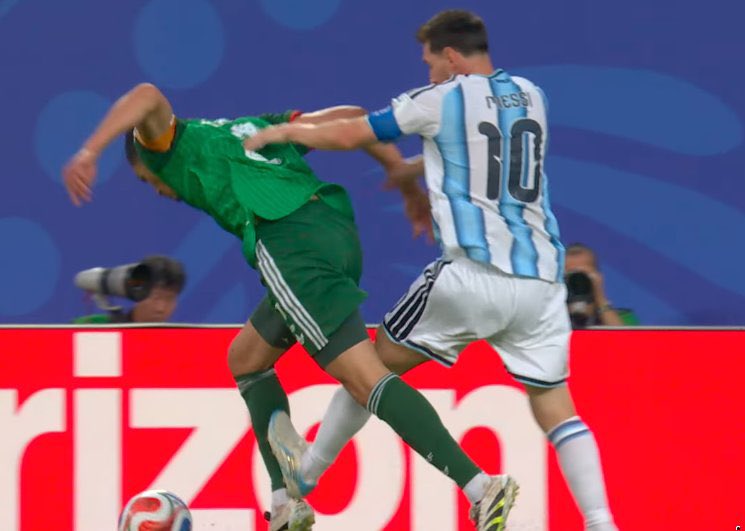 bastidoresport's tweet photo. Lembrando que Messi não devia tá jogando hoje porque era pra ser expulso no jogo da estreia. 

Mas não pode falar que a Argentina é a seleção mais beneficiada da copa não. https://t.co/SNKPPTwNDe