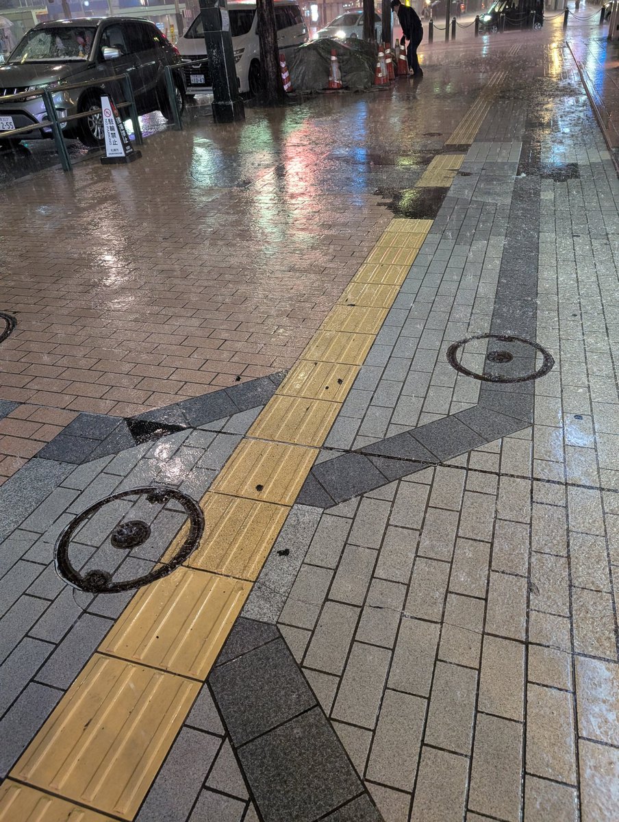mamixtutacock's tweet photo. #Spectee
激しい大雨で
すすきの交差点辺りが全体的に
冠水しそうです💧
車も運転しにくそうでした
視界不良なので歩行と運転にご注意を https://t.co/bsNGgsWLfM