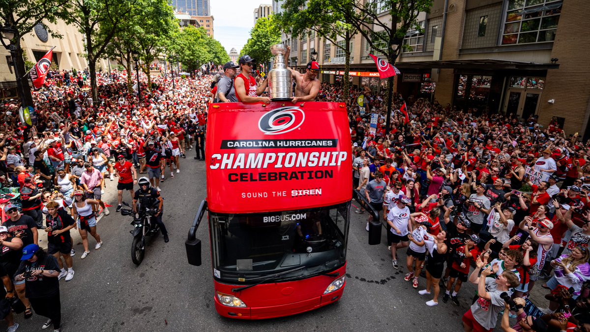 Canes's tweet photo. And they say hockey doesn't belong in the South https://t.co/P5ZY966OBt