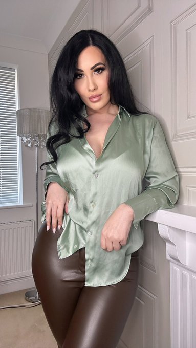 BeckyDee - 1 pic. Brand NEW Satin leather combo this week 💚🤎 Only on my page plus 75% OFF an entire month on there 😏🥵 https://t.co/68MnbgDwec https://t.co/dm6SuMiK2Z