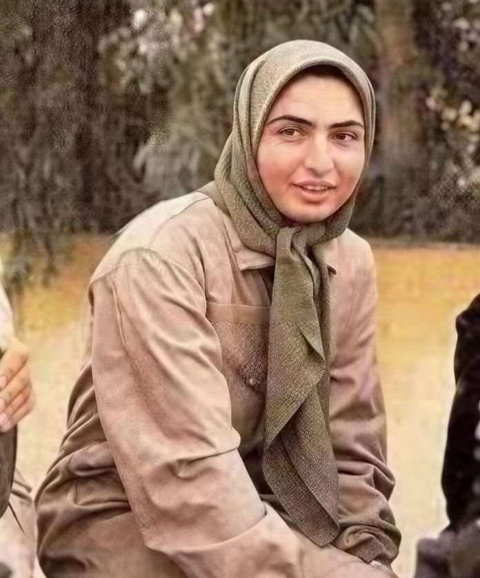 simasepehri95's tweet photo. امروز ۲ تیر است؛
روزی که یکی از بهترین دوستان زندگیم، ندای نازنینم، با یک حرکت فوق قهرمانانه پرکشید و رفت پیش خدا🕊️

نداجان!
تو سوختی
ما صدایت هستیم.

اگر مماشاتگران بعد از این همه سال هنوز توطئه می‌کنند،
روزی خواهد رسید که حقیقت پیروز شود و روسیاهی برای آنان بماند.

#ندا_حسنی🥀 https://t.co/pUp1dcqd51