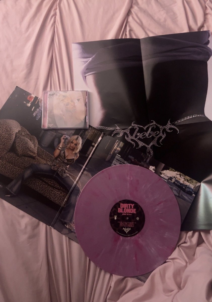 MatouRexha's tweet photo. i just recieve it  ! @BebeRexha i’m so happy 🫶🏼🫶🏼 its so pretty ! https://t.co/IiXh0aCR0A