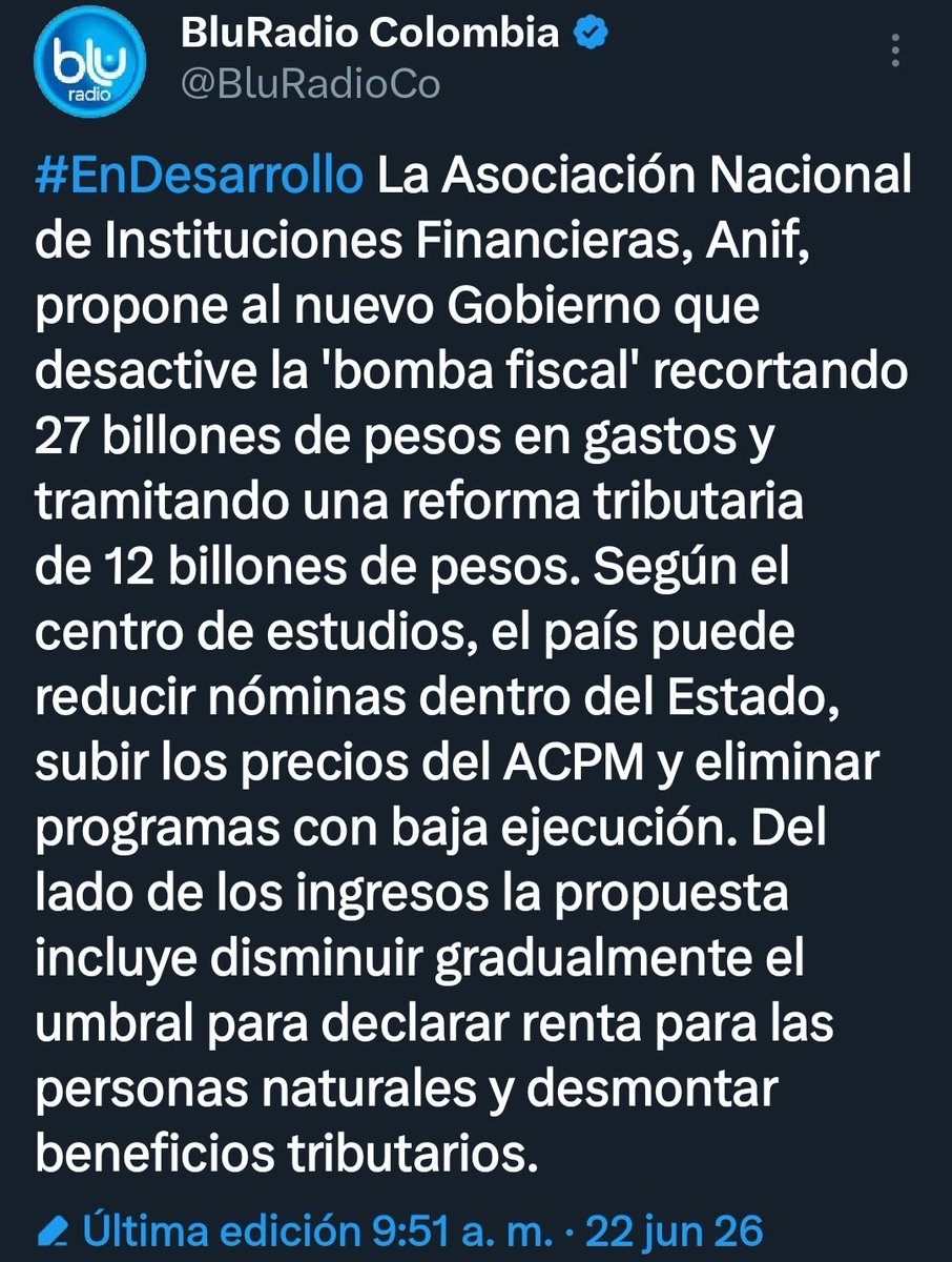 ThomasitaD's tweet photo. ¿Recuerdan el escándalo que hicieron por el aumento de la gasolina, cuándo el Presidente Petro desmontó el subsidio? Decían que era una tragedia para los colombianos.
El problema nunca fue la medida. El problema era quién la proponía y por qué la proponía.

Hoy celebran propuestas para subir el ACPM, recortar 27 billones del gasto público, despedir trabajadores, reducir programas sociales y tramitar una reforma tributaria de 12 billones de pesos.

Si sube el ACPM, sube el transporte. Si sube el transporte, suben los alimentos. Si despiden empleados públicos, aumenta el desempleo. Si reducen programas sociales, los más vulnerables quedan desprotegidos. Y si amplían la base tributaria, la carga termina llegando a trabajadores y clase media. Además, al reducir el umbral de declaración de renta, más personas de ingresos medios terminan entrando a tributar.

Lo más llamativo es que estas propuestas vienen de un sector financiero que, según sus propios resultados, ha registrado algunas de las mayores ganancias en los últimos años bajo este mismo gobierno, mientras se plantean ajustes que recaen sobre trabajadores y hogares.

Parece que el ajuste nunca lo pagan los grandes capitales. Lo pagan quienes viven de su trabajo.