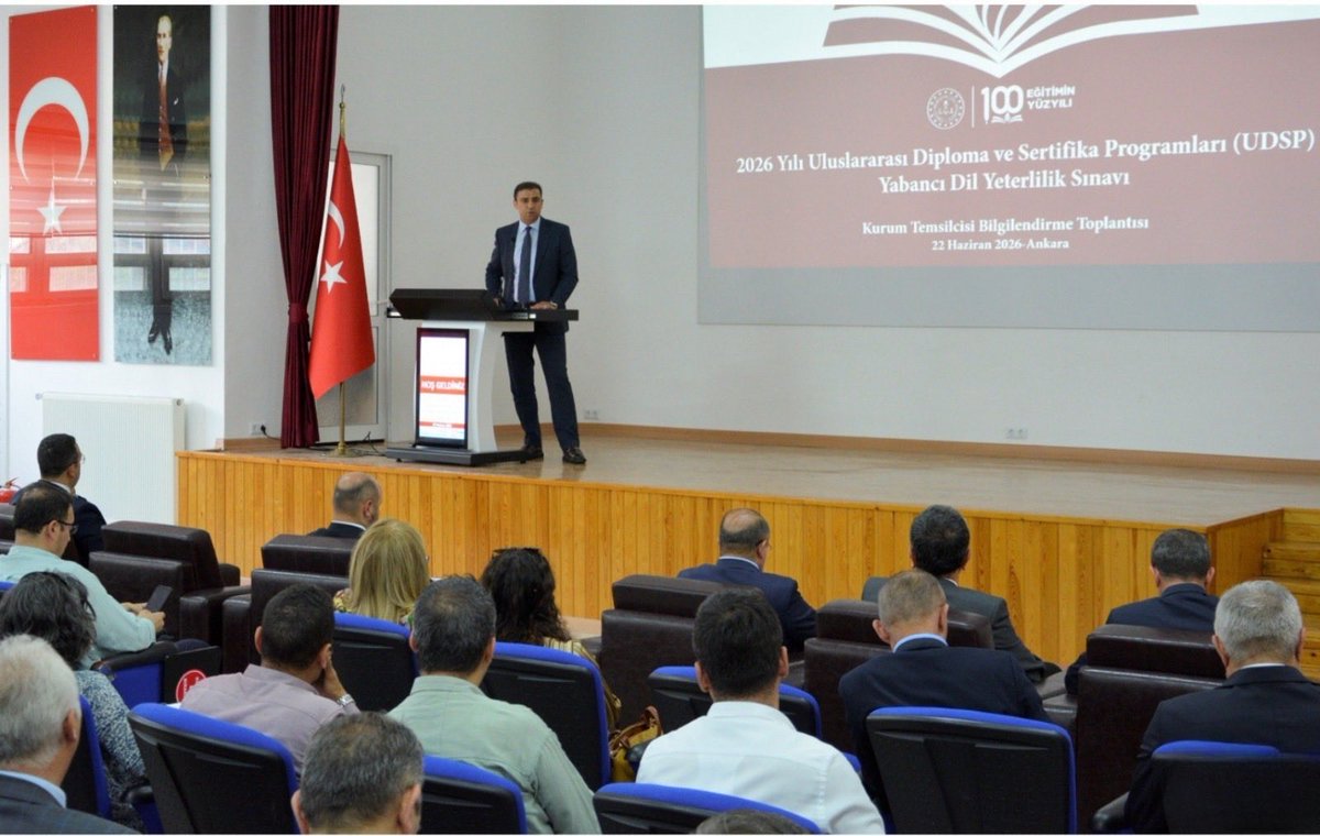 mebodsgm's tweet photo. 2026 ULUSLARARASI DİPLOMA VE SERTİFİKA PROGRAMLARI YABANCI DİL YETERLİLİK YAZILI SINAVI ÖNCESİ DEĞERLENDİRME TOPLANTISI GERÇEKLEŞTİRİLDİ Millî Eğitim Bakanlığı tarafından 27 Haziran 2026 Cumartesi günü gerçekleştirilecek Uluslararası Diploma ve Sertifika Programları (UDSP) Yabancı Dil Yeterlilik Yazılı Sınavı öncesinde sınav süreçlerini değerlendirmek ve sınav güvenliği kapsamında alınacak tedbirleri görüşmek amacıyla il millî eğitim müdürleriyle çevrim içi, kurum temsilcileri ile yüzyüze toplantı gerçekleştirildi.
Genel Müdürümüz Sayın Erdal KILINÇ başkanlığında gerçekleştirilen çevrimiçi toplantıya, il millî eğitim müdürleri katıldı.
Toplantıda; sınav uygulama süreçleri, sınav güvenliğine yönelik alınan tedbirler, sınav merkezlerinin hazırlık durumları ile sınavın sağlıklı bir şekilde yürütülmesine yönelik çalışmalar ele alındı.
@tcmeb 
@Yusuf__Tekin 
@farukyelkenci 
@erdalkilinc27