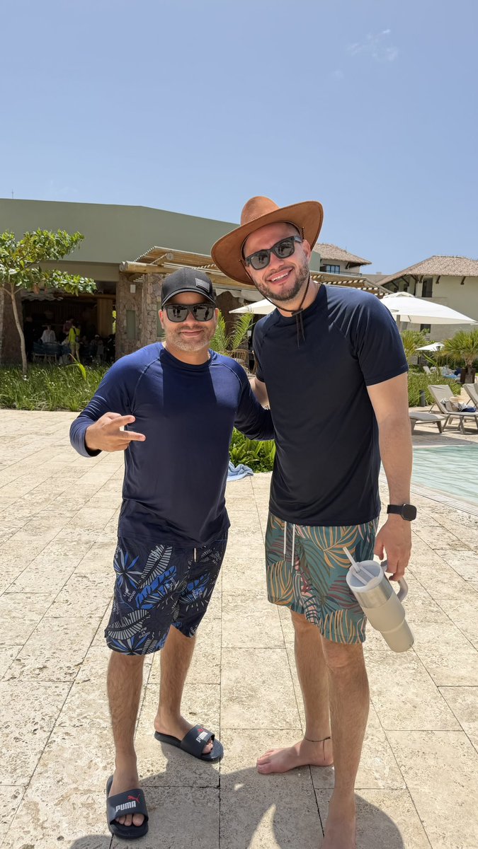 techlopz's tweet photo. Me encontré al más grande @MARCIANOPHONE en RD un placer conocerlo en persona https://t.co/fzOjZCxNk4
