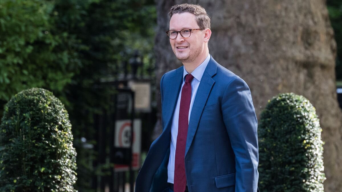 TheLabourMark's tweet photo. I would like to see Darren Jones throw his hat into the ring. He’s a fantastic negotiator and not a back stabbing snake like Burnham. #Labour https://t.co/AntGZJBvqB