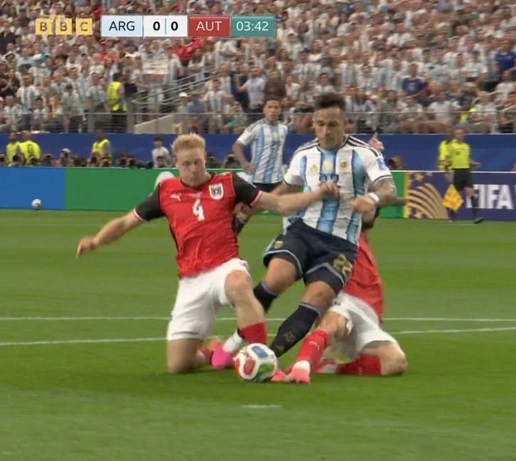 Javisness's tweet photo. Le perdonan la expulsión en el primer partido.

Le regalan un penalti para que siga inflando sus números en el segundo partido. 

Falta previa en su gol “histórico”

Pero finjamos sorpresa

 Se viene la cuarta estrella de La dupla más tramposa y poderosa en la historia de Argentina: Lionel Messi y Gianni Infantino