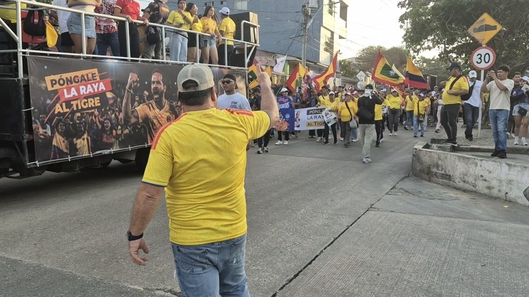 albertosalah's tweet photo. Nojoda, sí. Los 65 mil votos de diferencia en Barranquilla duelen y dejan muchas lecciones. Yo fui uno de los que se peló en la lectura de la ciudad. Nunca imaginé una diferencia así.

Pero también sería injusto desconocer otra realidad. Aquí hubo un fenómeno que movió corazones, miles de ciudadanos que decidieron involucrarse y un equipo humano que dejó el alma en la calle sosteniendo el fervor hasta el último día.

La derecha pasó del 34,5% al 44,7% en Barranquilla. Más de 118 mil votos adicionales y una brecha que se redujo en más de 100 mil votos frente a 2022.
Eso no lo explica una foto. Tampoco un titular. Lo explican la calle, la buena suela gastada, el entusiasmo, la organización y mucha gente que creyó que valía la pena dar la pelea.

Nos dolió Barranquilla. Claro que sí. Pero nadie nos puede quitar la tranquilidad de haberlo dado todo. La historia pondrá a cada quien en su lugar. Quienes estuvimos en la calle sabemos el esfuerzo que hubo detrás de cada voto.

A limpiarnos el barro de los zapatos, acomodarnos la gorra... y a seguir con la bendición de Dios, vamos pa'lante. 🇨🇴