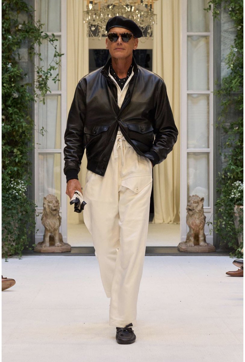 urban_comp's tweet photo. The Ralph Lauren PL / Polo show had classic and challenging looks:

CLASSIC—

1 black tie w/silk glen check dinner jacket
2 navy DB suit (note difference in pattern scale w/accessories
3 tonal outfit w/texture variety
4 dk brown leather jacket with cream underpinnings 

cont…1/3 https://t.co/IM1GzyxgNn