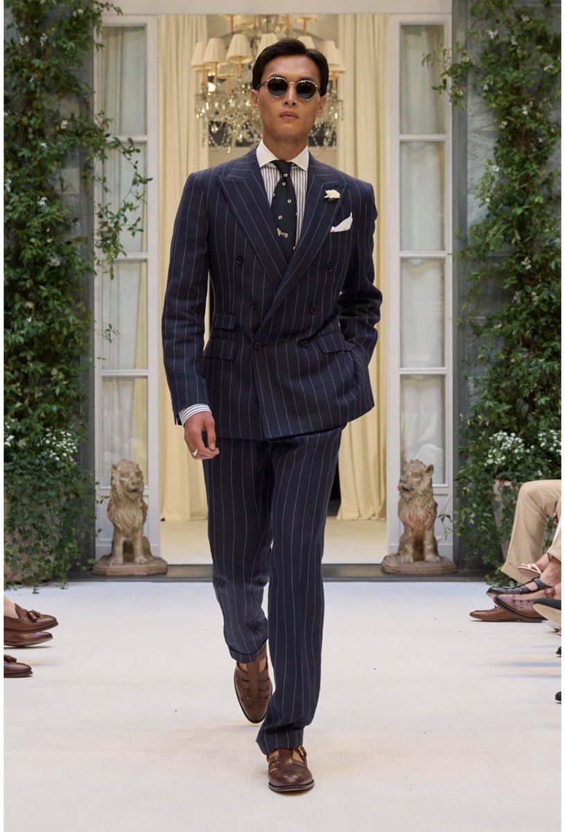 urban_comp's tweet photo. The Ralph Lauren PL / Polo show had classic and challenging looks:

CLASSIC—

1 black tie w/silk glen check dinner jacket
2 navy DB suit (note difference in pattern scale w/accessories
3 tonal outfit w/texture variety
4 dk brown leather jacket with cream underpinnings 

cont…1/3 https://t.co/IM1GzyxgNn