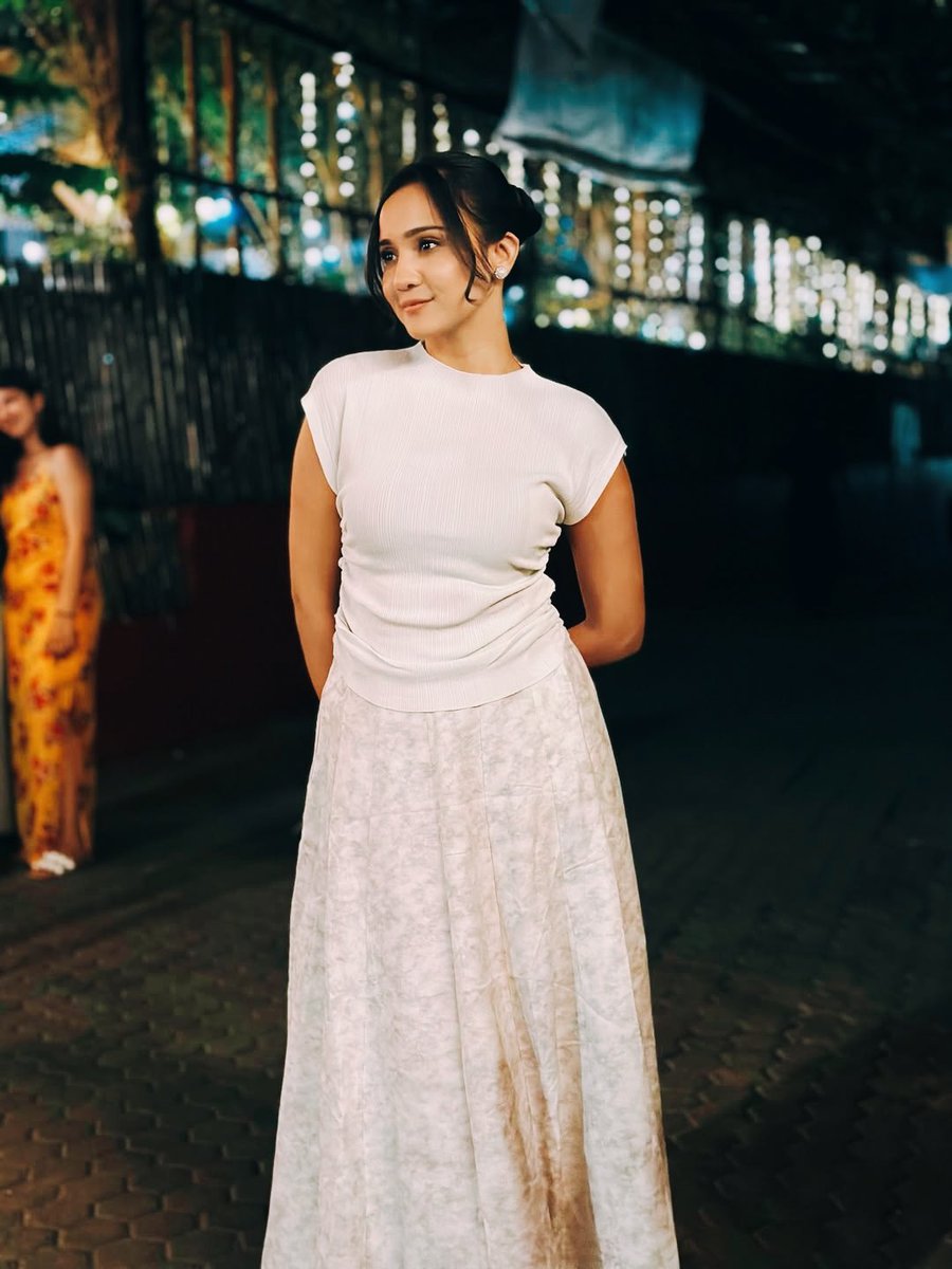 AnishaS_tweets's tweet photo. Beauty truly shines in the simplest of looks, and she proves it every time. 🤍✨

{#AshiSingh} https://t.co/b36WoQ1j2t