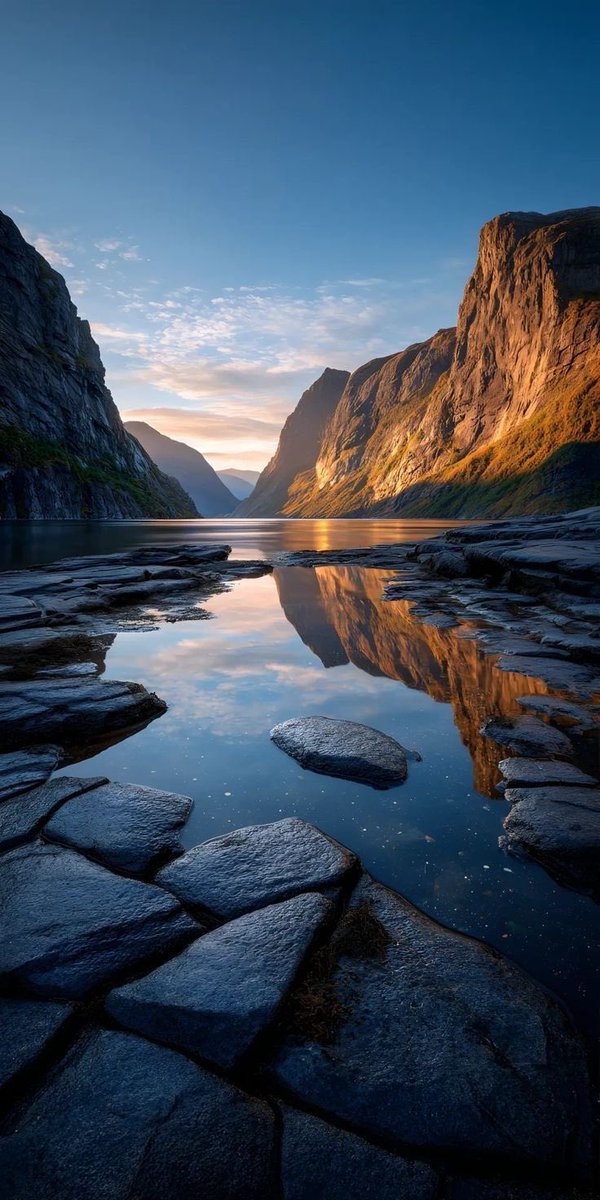 wallpaperscapes's tweet photo. 4K Wallpaper for iPhone    
#Wallpaper #art #iOS26Wallpaper #iPhoneWallpaper #Nature #Minimalist https://t.co/3tMgG2w98p