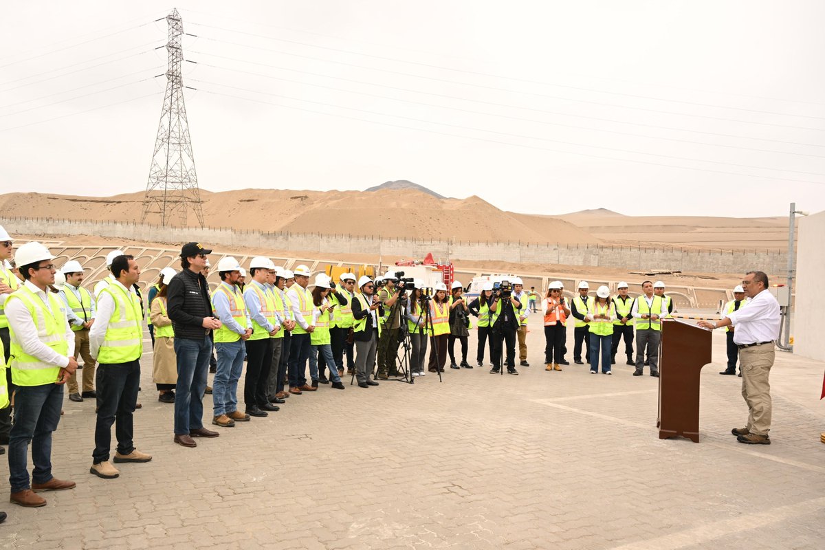 SUNATOficial's tweet photo. Agilizamos el comercio exterior en Chancay
Inauguramos la puesta en marcha de 2 escáneres de alta tecnología donados por @USEMBASSYPERU
Presidieron la ceremonia el ministro @MTC_GobPeru, Aldo Prieto; el embajador de 🇺🇸, Bernie Navarro y el superintendente de Sunat, Javier Franco. https://t.co/08IyZTMzv7