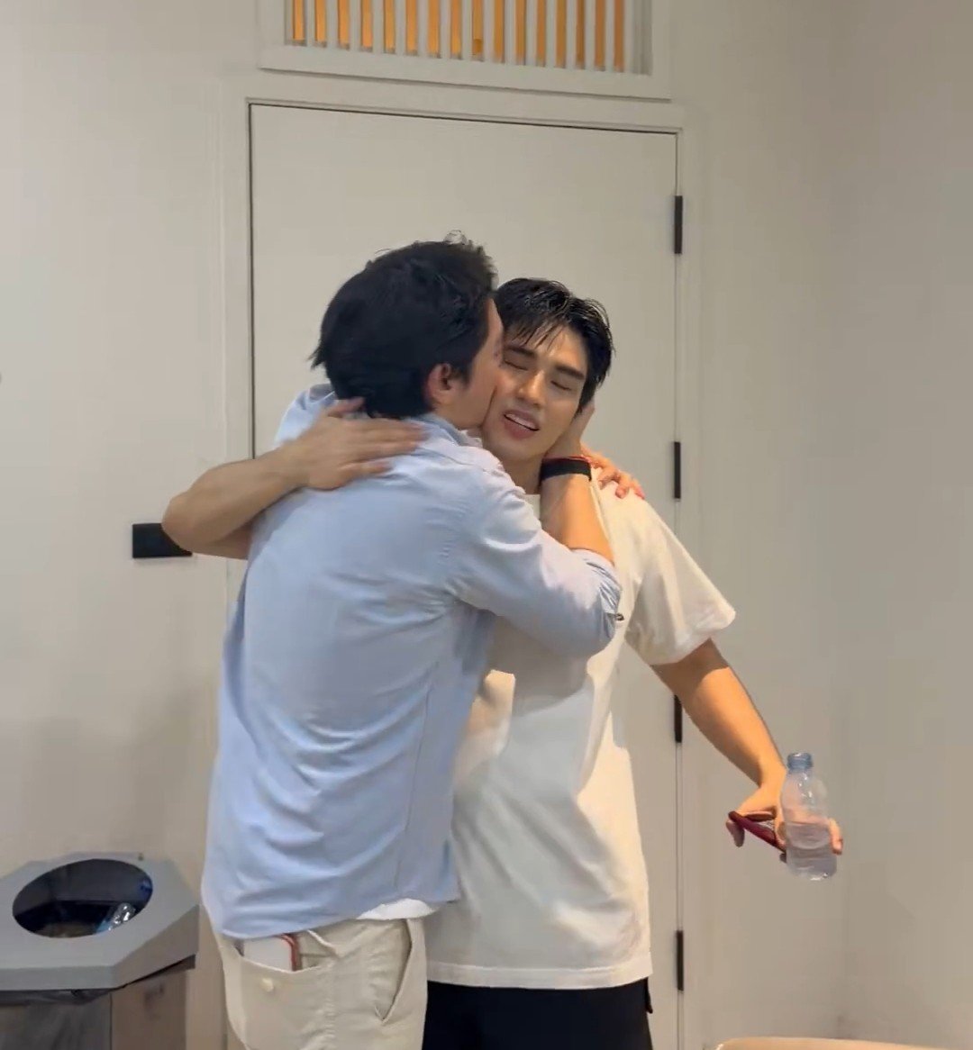 Chokunpang's tweet photo. พี่อัพปลดล็อคสกิลหอมแก้มน้องภูมิแล้วหรอ ตั้งแต่หอมน้องตอนใส่ดอกทานตะวันล่ะ แต่ก่อนไม่ค่อยทำกลับนะ มีแต่ยัยมันชอบไปหอมหยอกๆ แกล้งๆ แต่ตอนนี้คือ พี่อัพหอมยัยภูมิจนหน้าสั่น แก้มยุบ คือ แก้มลูกหนูช้ำแล้วพี่ ส่วนยัยภูมิ แม่ก็ช่วยอะไรไม่ได้นะลูก หนูไปทำเสือตื่นเอง #UpPoom https://t.co/7f4JCkL6Q7